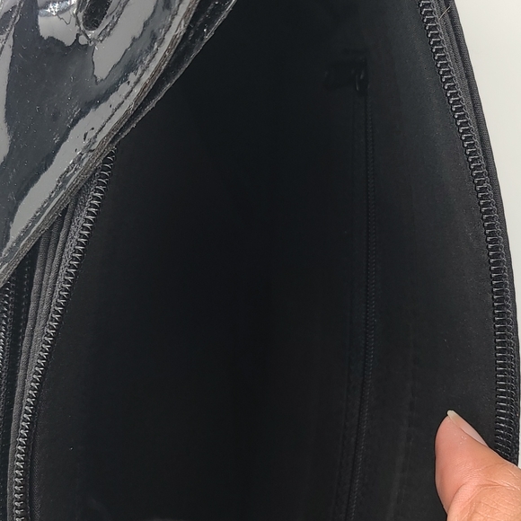 Black purse. NWT. Size M. Zip up - Picture 4 of 4